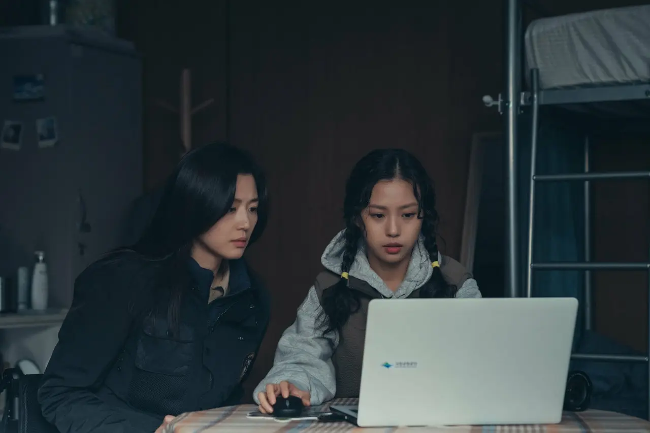 「智異山<チリサン>~君へのシグナル~」© ASTORY CO., LTD. & IQIYI INTERNATIONAL SINGAPORE PTE. LTD. All rights reserved.