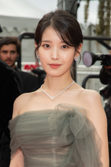韓国の女優であり歌手のIU（アイユー）がショーメのジュエリーを纏い、第75回 カンヌ国際映画祭に登場 是枝裕和監督作品「ベイビー・ブローカー」の公式上映にショーメのジュエリーを纏って登場