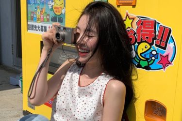 「Red Velvet」アイリーン、日本の自販機の前で笑顔